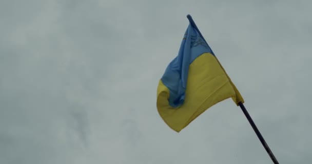 La grande bandiera nazionale dell'Ucraina sventola nel cielo blu. Grande bandiera dello stato ucraino blu giallo nella città di Dnipro, Dnipropetrovsk. Indipendenza, Festa della Costituzione, Giornata nazionale, spazio di testo — Video Stock