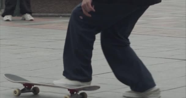 Patines de skate jóvenes skateboarding en skatepark — Vídeo de stock