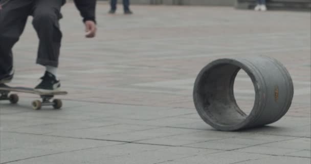 Młoda deskorolka nogi skateboarding w skateparku — Wideo stockowe