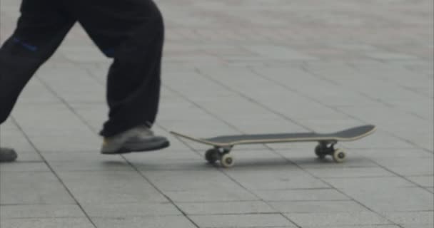 Jeune skateboarder jambes skateboard au skatepark — Video
