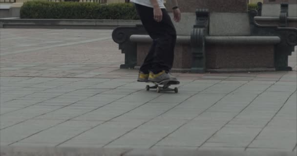 Młoda deskorolka nogi skateboarding w skateparku — Wideo stockowe