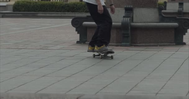 Νέοι skateboarder πόδια skateboarding στο skatepark — Αρχείο Βίντεο