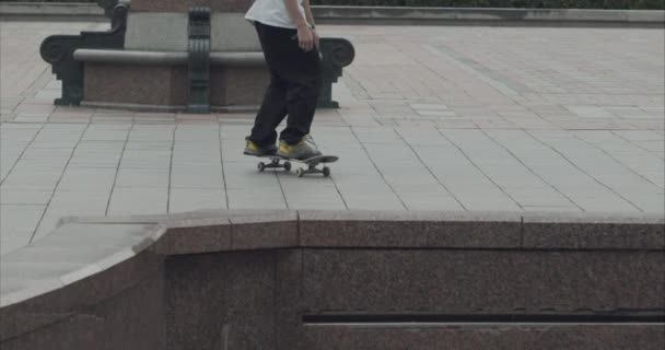 Νέοι skateboarder πόδια skateboarding στο skatepark — Αρχείο Βίντεο