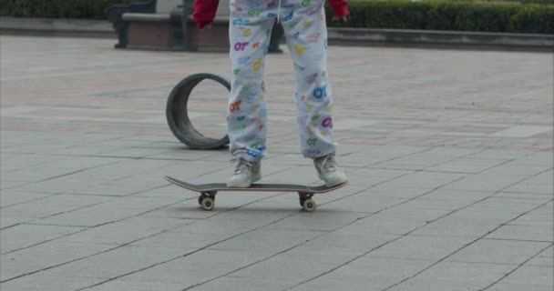 Młoda deskorolka nogi skateboarding w skateparku — Wideo stockowe