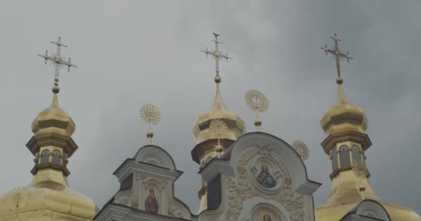 Церква з золотими кулями. Релігійний хрест на вершині Куполи — стокове відео