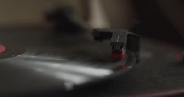 Vintage vinyl skiva med röd etikett, retro film filtrerad, instagram stil — Stockvideo