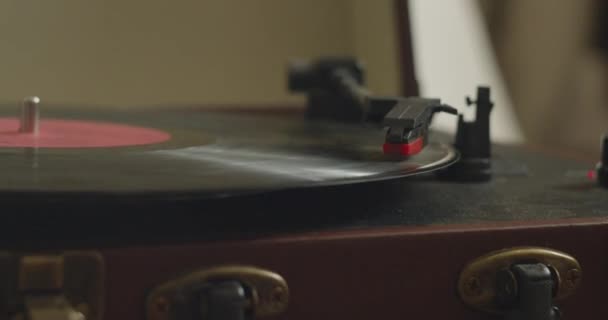 Vintage vinyl skiva med röd etikett, retro film filtrerad, instagram stil — Stockvideo