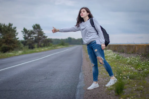 Mujer Coge Coche Carretera Una Niña Adulta Está Esperando Taxi — Foto de Stock