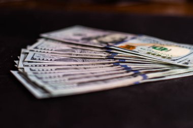 Yüz dolarlık banknotlar yığını..