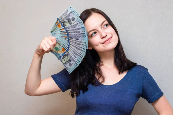 Uma Jovem Mulher Com Dólares Nas Mãos Isolada Sobre Fundo Imagem De Stock