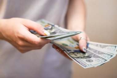 Yakın plan Eller Amerikan dolarlarını sayıyor, Amerikan dolarlarını elle sayıyor, klasik ton efekti, gelir ve iş konsepti.