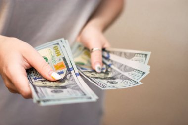 Yakın plan Eller Amerikan dolarlarını sayıyor, Amerikan dolarlarını elle sayıyor, klasik ton efekti, gelir ve iş konsepti.