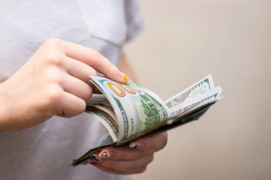 Yakın plan Eller Amerikan dolarlarını sayıyor, Amerikan dolarlarını elle sayıyor, klasik ton efekti, gelir ve iş konsepti.