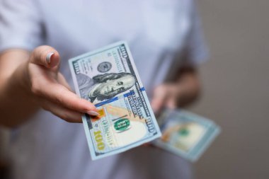 Elimizdeki dolarların Macro fotoğrafı. Doku arka planında Amerikan dolarları var. Paranın resmi. 50 ve 100 dolar elimizde.