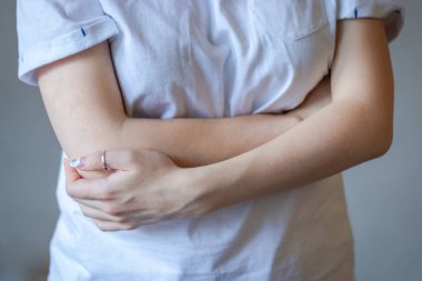 Adet sancısı ya da karın ağrısı, el ele tutuşmalar...