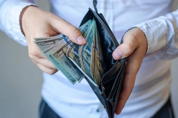 Hombre Obtiene Dinero Billetera —  Fotos de Stock