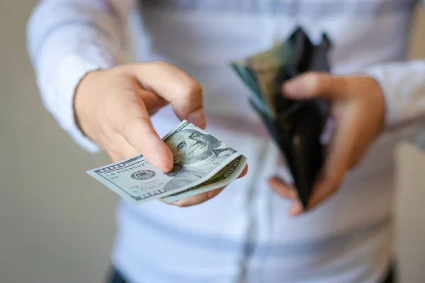 Человек Получает Деньги Бумажника — стоковое фото