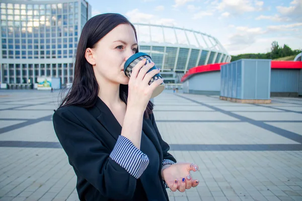 Joven Chica Bonita Caminar Calle Con Taza Café Mano Día — Foto de Stock