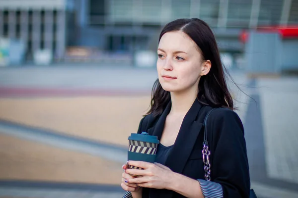 Joven Chica Bonita Caminar Calle Con Taza Café Mano Día — Foto de Stock