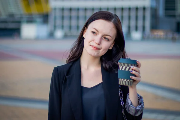 Joven Chica Bonita Caminar Calle Con Taza Café Mano Día — Foto de Stock