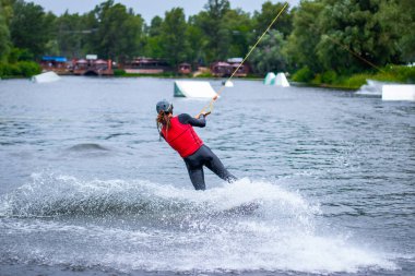 Wakeboard ve Wakesurf. Park 'ı nehirde uyandır.