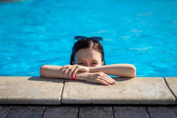 Een Jong Meisje Met Een Zonnebril Zwemt Het Zwembad Mooie — Stockfoto