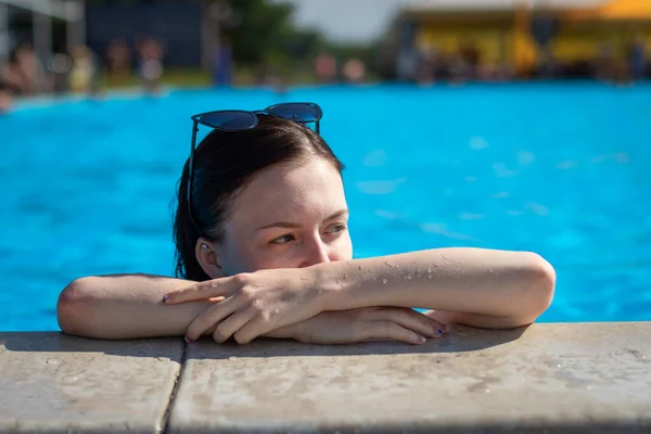 Uma Jovem Óculos Sol Nada Piscina Mulher Bonita Descansando Água — Fotografia de Stock