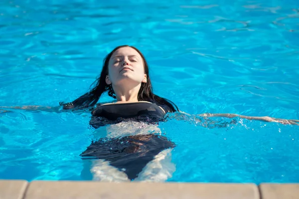Mooie Jonge Vrouw Bij Zwembad — Stockfoto