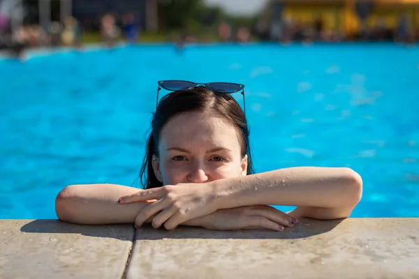 Uma Jovem Óculos Sol Nada Piscina Mulher Bonita Descansando Água Fotografias De Stock Royalty-Free