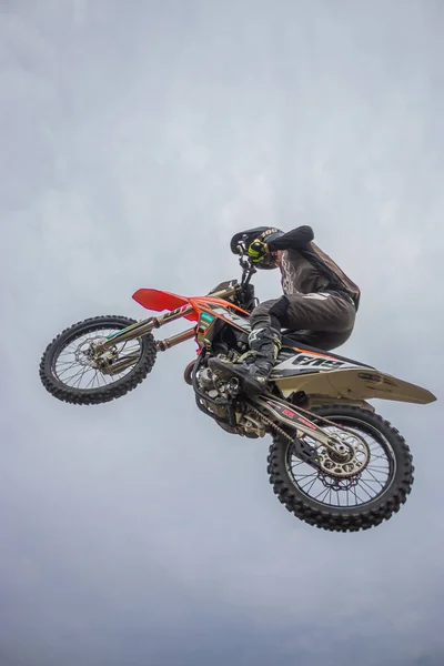 Motocross Rider Skok Niebieskim Niebie Chmurami — Zdjęcie stockowe