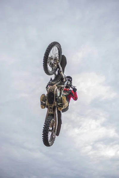 Motocross Rider Saltar Céu Azul Com Nuvens — Fotografia de Stock