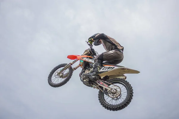 Motocross Rider Skok Niebieskim Niebie Chmurami — Zdjęcie stockowe