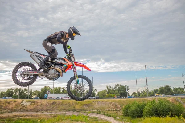 Motocross Rider Jump Langit Biru Dengan Awan — Stok Foto