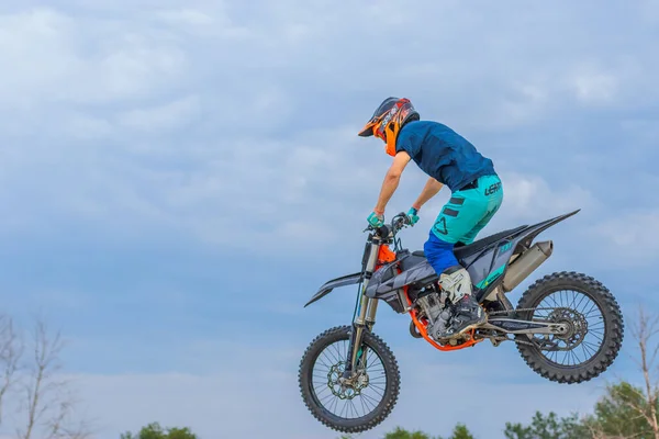 Motocross Rider Skok Niebieskim Niebie Chmurami — Zdjęcie stockowe