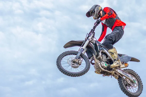 Motocross Jinete Saltar Cielo Azul Con Nubes — Foto de Stock