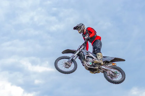Motocross Rider Salta Cielo Blu Con Nuvole — Foto Stock