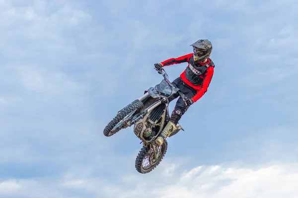 Motocross Rider Skok Niebieskim Niebie Chmurami — Zdjęcie stockowe