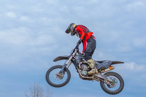 Motocross Rider Skok Niebieskim Niebie Chmurami — Zdjęcie stockowe