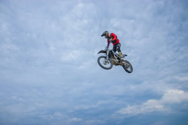 Motocross Rider Saltar Céu Azul Com Nuvens — Fotografia de Stock