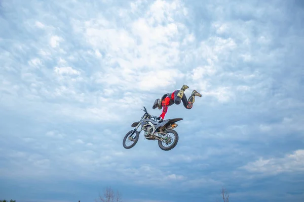 Motocross Rider Saltar Céu Azul Com Nuvens — Fotografia de Stock