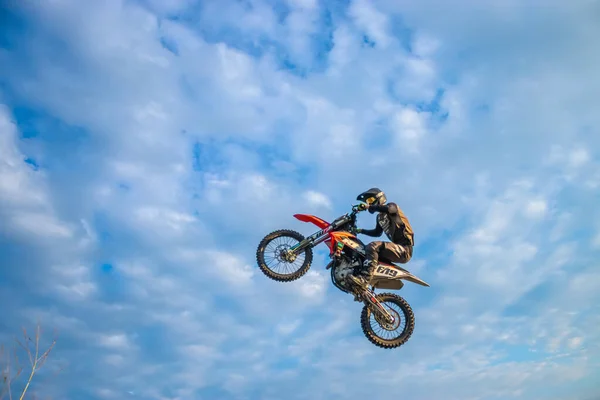 Motocross Rider Saltar Céu Azul Com Nuvens — Fotografia de Stock