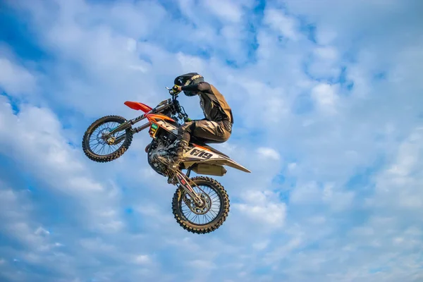 Motocross Rider Jump Einem Blauen Himmel Mit Wolken — Stockfoto