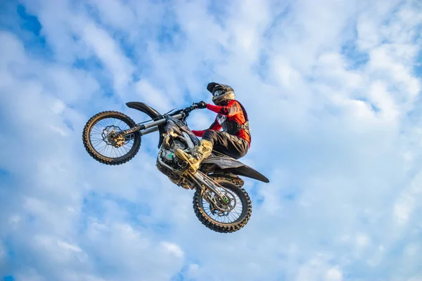Motocross Rider Spring Een Blauwe Lucht Met Wolken — Stockfoto