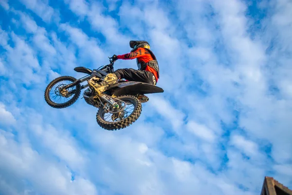 Motocross Rider Ugrás Kék Felhők — Stock Fotó