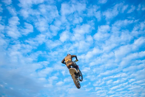 Motocross Rider Μετάβαση Ένα Μπλε Ουρανό Σύννεφα — Φωτογραφία Αρχείου