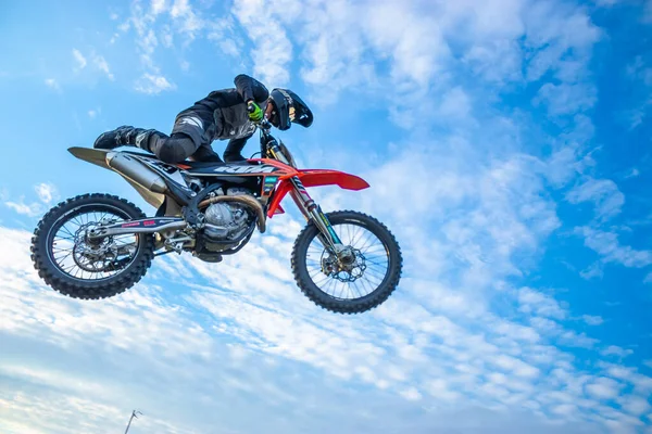 Motocross Rider Jump Langit Biru Dengan Awan — Stok Foto