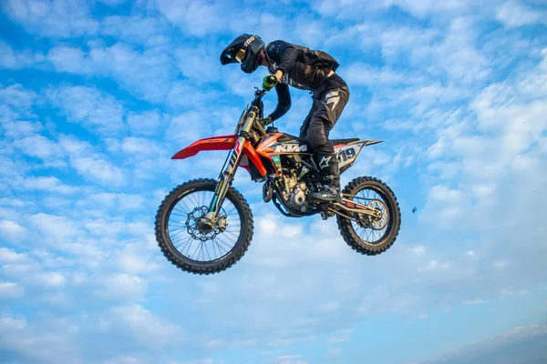 Motocross Rider Spring Een Blauwe Lucht Met Wolken — Stockfoto