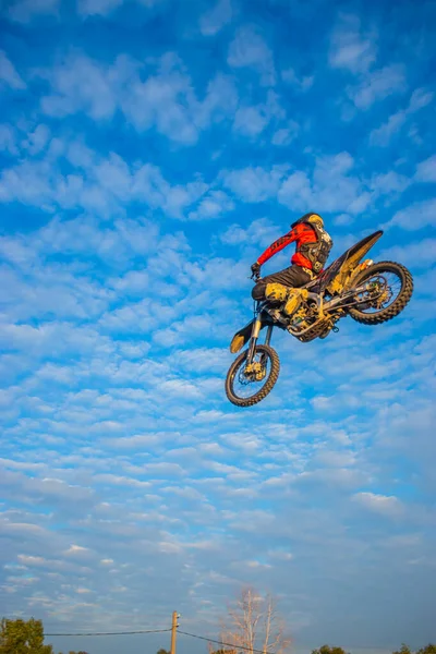 Motocross Rider Skok Niebieskim Niebie Chmurami — Zdjęcie stockowe