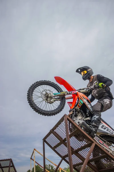 Pro Motocross Rytter Ridning Fmx Motorcykel Hoppe Udfører Ekstreme Stunt - Stock-foto