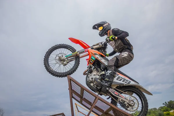 Pro Motocross Piloto Equitação Fmx Moto Saltando Realizando Acrobacia Extrema — Fotografia de Stock